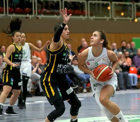 gsd zje Saison 2019 20 Basketball Damen Bundesliga DBBL flippo Baskets BG 74 - inexio Royals Saarlouis Göttingens Ivana Blazevic (am Ball) gegen Saarlouis Jessica Kovatch