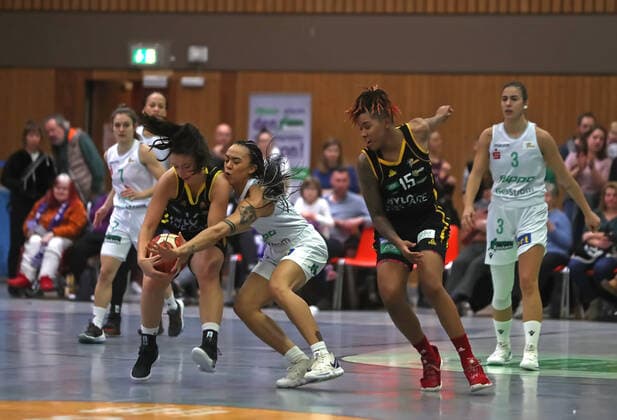 gsd zje Saison 2019 20 Basketball Damen Bundesliga DBBL flippo Baskets BG 74 - inexio Royals Saarlouis Göttingens Megan Mullings (am Ball) gegen Saarlouis Corinna Dobroniak. Rechts Saarlouis Caitlin Jenkins