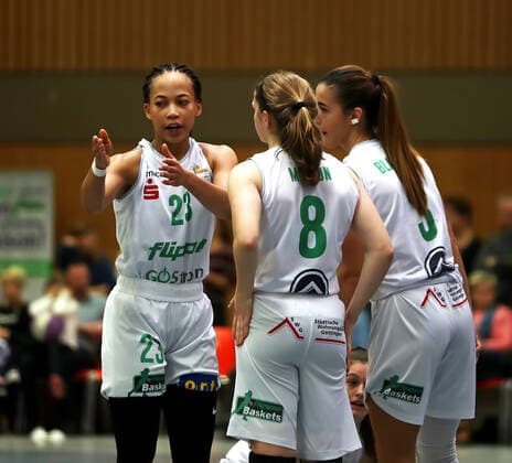 gsd zje Saison 2019 20 Basketball Damen Bundesliga DBBL flippo Baskets BG 74 - inexio Royals Saarlouis Göttingens Cayla McMorris (links) mit Jill Morton und Ivana Blazevic (rechts)