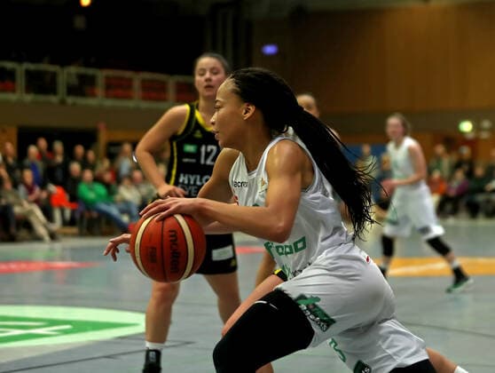 gsd zje Saison 2019 20 Basketball Damen Bundesliga DBBL flippo Baskets BG 74 - inexio Royals Saarlouis Göttingens Cayla McMorris (am Ball) gegen Saarlouis Andrea Andelova