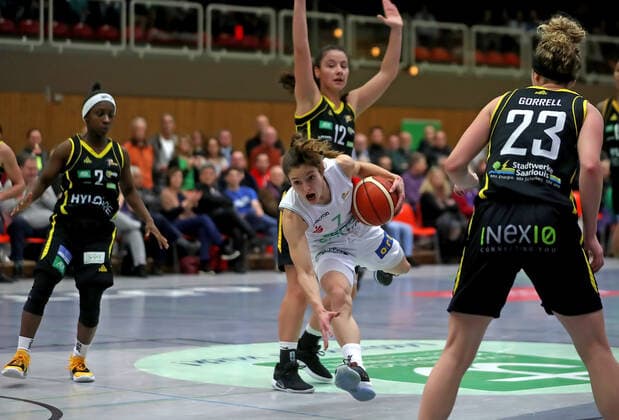 gsd zje Saison 2019 20 Basketball Damen Bundesliga DBBL flippo Baskets BG 74 - inexio Royals Saarlouis Göttingens Jennifer Crowder(am Ball) gegen Saarlouis Seraphina Asumah-Kofoh (links) und Corinna Dobroniak und Alison Gorrell (rechts)