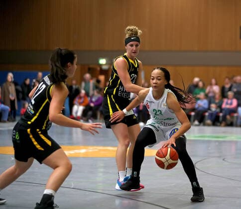 gsd zje Saison 2019 20 Basketball Damen Bundesliga DBBL flippo Baskets BG 74 - inexio Royals Saarlouis Göttingens Cayla McMorris (am Ball) gegen Saarlouis Alison Gorrell und Corinna Dobroniak (links)