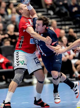CL herrehaandbold: Aalborg Handbold - Paris Saint-Germain i Jutlander Bank Arena i Aalborg soendag den 24. november 2019 Buster Juul (23) Aalborg og Sander Sagosen (10). , Aalborg Copyright: FotografxRenéxSchütze RenéxSchützex cop106 spdk20191124-174506-L