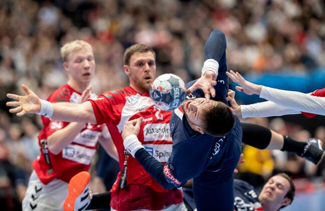 Sport Bilder des Tages CL herrehaandbold: Aalborg Handbold - Paris Saint-Germain i Jutlander Bank Arena i Aalborg soendag den 24. november 2019 Kamil Syprzak (21) og Benjamin Jakobsen (2) Aalborg. , Aalborg Copyright: FotografxRenéxSchütze RenéxSchützex cop106 spdk20191124-174626-L