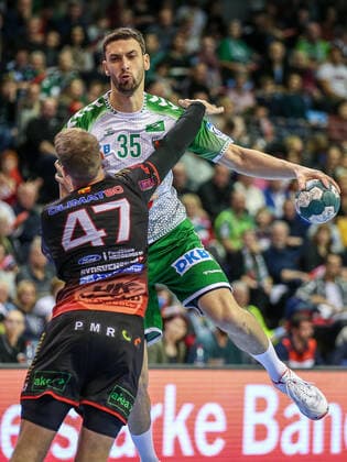 24.11.2019, Berlin, Handball, EHF-Pokal, 3.Runde, 6.Spieltag, Rückspiel, Max-Schmeling-Halle, Füchse Berlin gegen HK Malmö. Berlins Marko Kopljar (r) kämpft gegen Filip Berentsen von HK Malmö. Füchse Berlin - HK Malmö