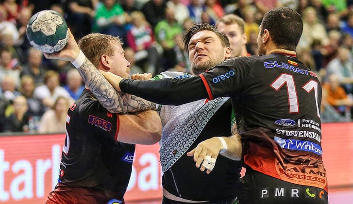 Sport Bilder des Tages 24.11.2019, Berlin, Handball, EHF-Pokal, 3.Runde, 6.Spieltag, Rückspiel, Max-Schmeling-Halle, Füchse Berlin gegen HK Malmö. Berlins Johan Koch (M) wird gestoppt durch Malmös Abwehr aus Anton Blickhammar (l) und Kassem Awad (r). Füchse Berlin - HK Malmö