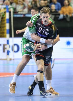 24.11.2019, Berlin, Handball, EHF-Pokal, 3.Runde, 6.Spieltag, Rückspiel, Max-Schmeling-Halle, Füchse Berlin gegen HK Malmö. Malmös Hampus Olsson (r) wird festgemacht von Berlins Abwehr. Füchse Berlin - HK Malmö