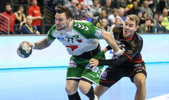 24.11.2019, Berlin, Handball, EHF-Pokal, 3.Runde, 6.Spieltag, Rückspiel, Max-Schmeling-Halle, Füchse Berlin gegen HK Malmö. Berlins Johan Koch (l) setzt sich gegen Malmös Abwehr durch. Füchse Berlin - HK Malmö