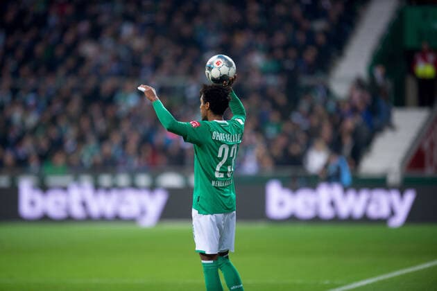 Bremen, Deutschland 23.11.2019: 1. Bundesliga - 2019 2020 - SV Werder Bremen vs. FC Schalke 04 Einwurf Theodore Gebre Selassie (Bremen) im Hintergrund betway, Sportwetten DFL regulations prohibit any use of photographs as image sequences and or quasi-video. Bremen Bremen Deutschland Weserstadion