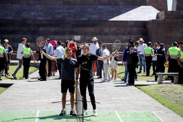 Sport Bilder des Tages Swiss tennis players Roger Federer (L) and German tennis player Alexander Zverev (R) participate in an exhibition on a mini-court located on the planet s equator, in the Middle of the World citadel, in Quito, Ecuador, 24 November 2019. Federer and Zverev are in Quito as part of their Latin American tennis exhibition tour. Tennis players Federer and Zverev in Quito !ACHTUNG: NUR REDAKTIONELLE NUTZUNG!  Copyright: xJosexJacomex AME9280 20191124-637102210603704477