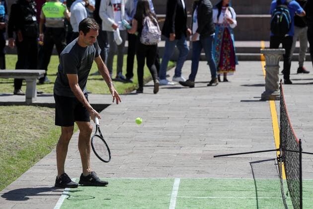 Swiss tennis players Roger Federer (C) and German tennis player Alexander Zverev (out of frame) participate in an exhibition on a mini-court located on the planet s equator, in the Middle of the World citadel, in Quito, Ecuador, 24 November 2019. Federer and Zverev are in Quito as part of their Latin American tennis exhibition tour. Tennis players Federer and Zverev in Quito !ACHTUNG: NUR REDAKTIONELLE NUTZUNG!  Copyright: xJosexJacomex AME9297 20191124-637102211231167495