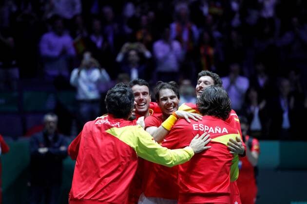 Spanish tennis player Rafa Nadal (C) celebrates with his teammates after defeating Canadian Denis Shapovalov during the Davis Cup Finals tennis tournament final tie between Canada and Spain at the Caja Magica facilities in Madrid, Spain, 24 November 2019. Spain vs. Canada !ACHTUNG: NUR REDAKTIONELLE NUTZUNG!  Copyright: xJuanJoxMartínx GRAF6467 20191124-637102281140800688