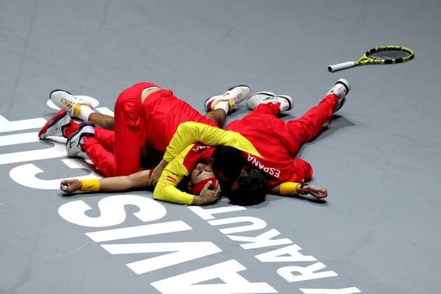 Bilder des Jahres 2019, Sport 11 November Sport Bilder des Tages Spanish tennis player Rafa Nadal (C) celebrates with his teammates after defeating Canadian Denis Shapovalov during the Davis Cup Finals tennis tournament final tie between Canada and Spain at the Caja Magica facilities in Madrid, Spain, 24 November 2019. Spain vs. Canada !ACHTUNG: NUR REDAKTIONELLE NUTZUNG!  Copyright: xKikoxHuescax GRAF6466 20191124-637102281172050488