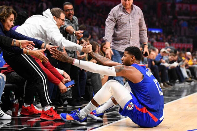 Sport Bilder des Tages LOS ANGELES, CA - NOVEMBER 24: Los Angeles Clippers Guard Paul George (13) is helped up by fans during a NBA, Basketball Herren, USA game between the New Orleans Pelicans and the Los Angeles Clippers on November 24, 2019 at STAPLES Center in Los Angeles, CA. (Photo by Brian Rothmuller Icon Sportswire) NBA: NOV 24 Pelicans at Clippers Icon191124016