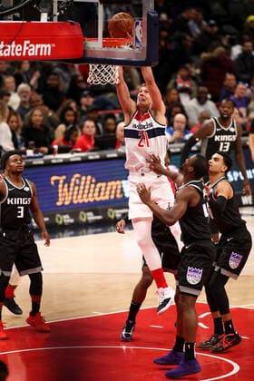 Washington, DC - NOVEMBER 24: Washington Wizards Center Moritz Wagner (21) dunks during the game between the Sacramento Kings and the Washington Wizards on November 24, 2019 at the Capital One Arena in Washington, DC. (Photo by Nicole Fridling Icon Sportswire) NBA, Basketball Herren, USA NOV 24 Kings at Wizards Icon191124002177