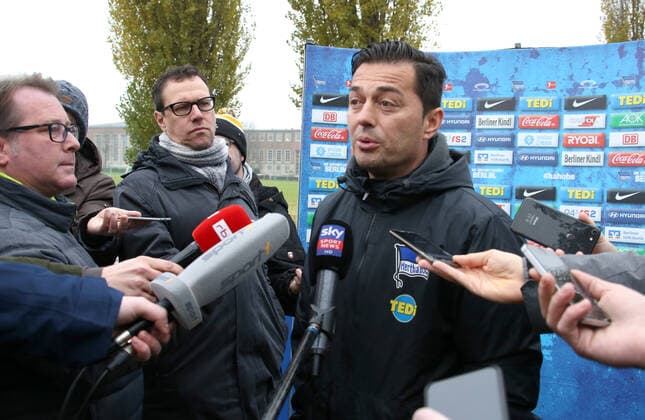 GER, 1.FBL, DFL,, Hertha BSC Training 25.11.2019, Sportpark, Berlin, GER, 1.FBL, DFL,, Hertha BSC Training, DFL, regulations prohibit any use of photographs as image sequences and or quasi-video im Bild Cheftrainer (Head Coach) Ante Covic (Hertha BSC Berlin)