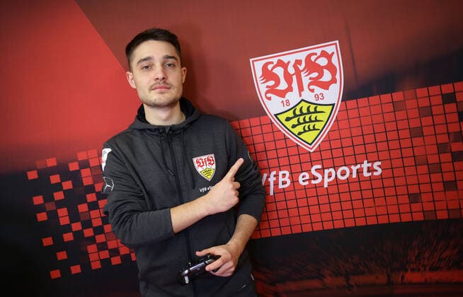 Sport Bilder des Tages Stuttgart , eSports , Virtual Bundesliga , VfB Stuttgart , Marcel Marlut Lutz *** Stuttgart , eSports , Virtual Bundesliga , VfB Stuttgart , Marcel Marlut Lutz