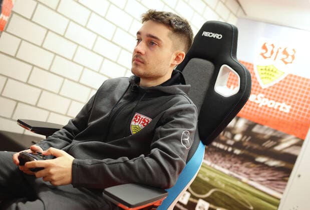 Stuttgart , eSports , Virtual Bundesliga , VfB Stuttgart , Marcel Marlut Lutz *** Stuttgart , eSports , Virtual Bundesliga , VfB Stuttgart , Marcel Marlut Lutz