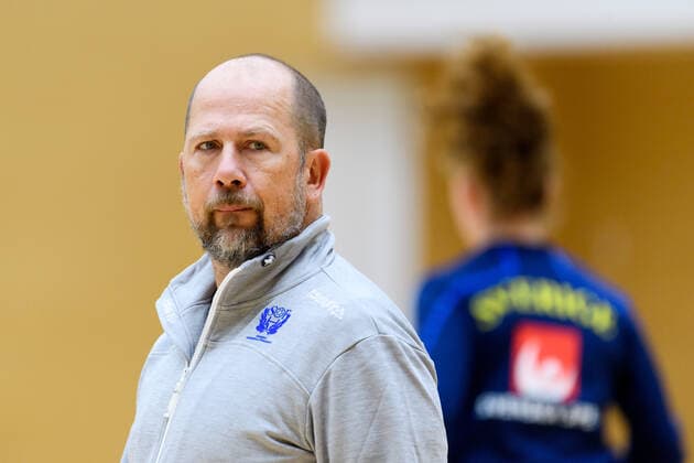 191126 Assistant coach of Sweden, Janne Ekman during warm up ahead of a friendly game between Sweden and Norway on November 26, 2019 in Fukuoka. Photo: Ludvig Thunman BILDBYRAN kod LT 35682 bbeng handboll women handball dam sverige sweden norge norway träningsmatch practice game test game vänskapsmatch Copyright: LUDVIGxTHUNMAN BB191126LT002