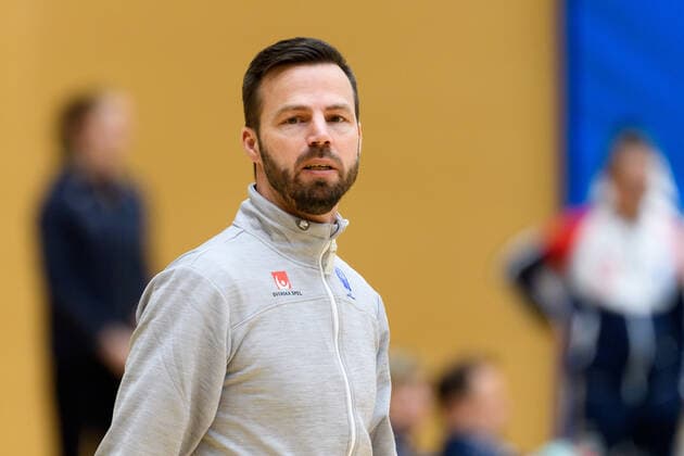 191126 Head coach of Sweden, Henrik Signell during warp up ahead of a friendly game between Sweden and Norway on November 26, 2019 in Fukuoka. Photo: Ludvig Thunman BILDBYRAN kod LT 35682 bbeng handboll women handball dam sverige sweden norge norway träningsmatch practice game test game vänskapsmatch Copyright: LUDVIGxTHUNMAN BB191126LT003