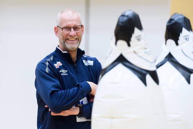 191126 Goalkeeper coach of Norway, Mats Olsson during warm up ahead of a friendly game between Sweden and Norway on November 26, 2019 in Fukuoka. Photo: Ludvig Thunman BILDBYRAN kod LT 35682 bbeng handboll women handball dam sverige sweden norge norway träningsmatch practice game test game vänskapsmatch Copyright: LUDVIGxTHUNMAN BB191126LT007
