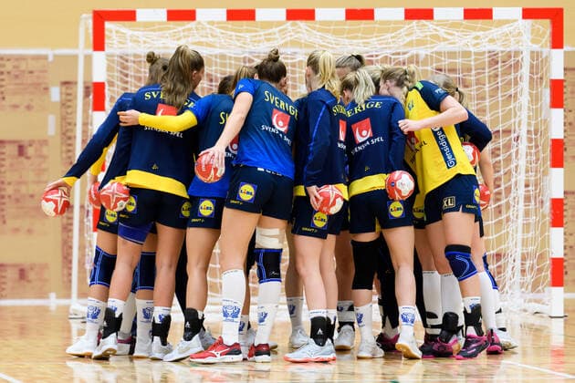 191126 The Swedish players ahead of a friendly game between Sweden and Norway on November 26, 2019 in Fukuoka. Photo: Ludvig Thunman BILDBYRAN kod LT 35682 bbeng handboll women handball dam sverige sweden norge norway träningsmatch practice game test game vänskapsmatch Copyright: LUDVIGxTHUNMAN BB191126LT011
