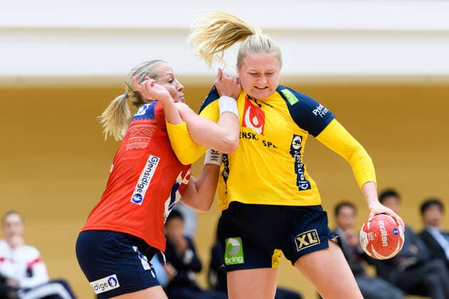 191126 Heidi Loke of Norway and Hanna Blomstrand of Sweden during a friendly game between Sweden and Norway on November 26, 2019 in Fukuoka. Photo: Ludvig Thunman BILDBYRAN kod LT 35682 bbeng handboll women handball dam sverige sweden norge norway träningsmatch practice game test game vänskapsmatch Copyright: LUDVIGxTHUNMAN BB191126LT036