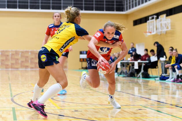 191126 Nathalie Hagman of Sweden defends against Camilla Herrem of Norway during a friendly game between Sweden and Norway on November 26, 2019 in Fukuoka. Photo: Ludvig Thunman BILDBYRAN kod LT 35682 bbeng handboll women handball dam sverige sweden norge norway träningsmatch practice game test game vänskapsmatch Copyright: LUDVIGxTHUNMAN BB191126LT057
