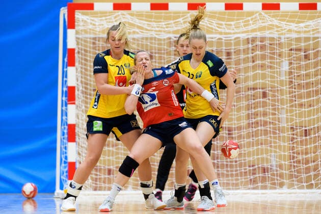 191126 Isabelle Gullden and Emma Lindqvist defend against Heidi Loke of Norway during a friendly game between Sweden and Norway on November 26, 2019 in Fukuoka. Photo: Ludvig Thunman BILDBYRAN kod LT 35682 bbeng handboll women handball dam sverige sweden norge norway träningsmatch practice game test game vänskapsmatch Copyright: LUDVIGxTHUNMAN BB191126LT059