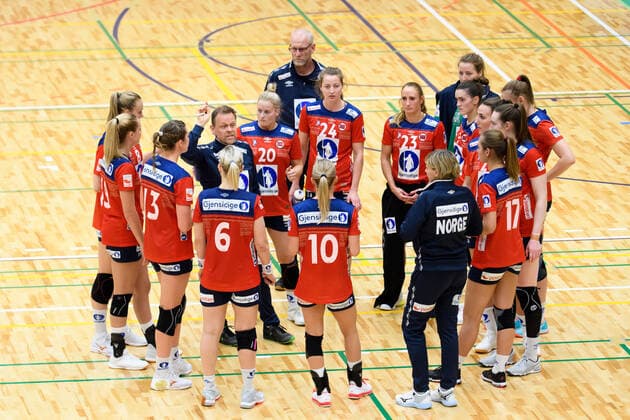 191126 Players of Norway during a timeout in a friendly game between Sweden and Norway on November 26, 2019 in Fukuoka. Photo: Ludvig Thunman BILDBYRAN kod LT 35682 bbeng handboll women handball dam sverige sweden norge norway träningsmatch practice game test game vänskapsmatch Copyright: LUDVIGxTHUNMAN BB191126LT067