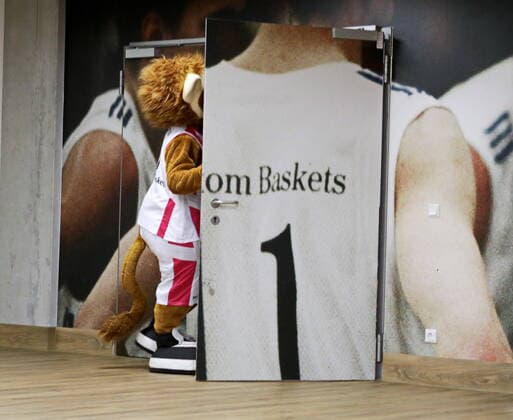 Bilder des Jahres 2019, Sport 11 November Sport Bilder des Tages Maskottchen Bonni Telekom Baskets Bonn vor dem Spiel vs. ALBA Berlin , Hauptrunde 10. Spieltag *** Mascot Bonni Telekom Baskets Bonn before the game vs. ALBA Berlin , main round 10 game day MR:N