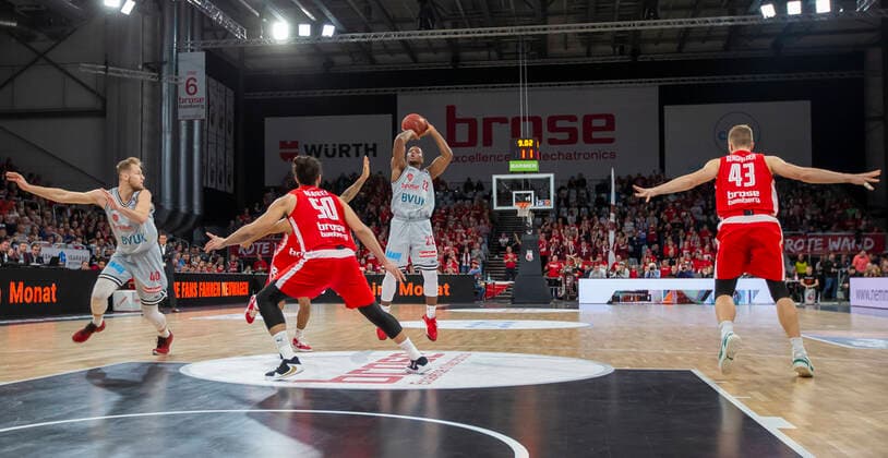 Deutschland, Bamberg, Brose Arena, 26.11.2019, Brose Bamberg vs. s.Oliver Wuerzburg, Basketball Bild: v. l. Lucas Fischer (s.Oliver Wuerzburg), Nelson Weidemann (Brose Bamberg), Assem Marei (Brose Bamberg), Cameron Wells (s.Oliver Wuerzburg) und Christian Sengfelder (Brose Bamberg) Copyright: HMBxMedia xHeikoxBecker