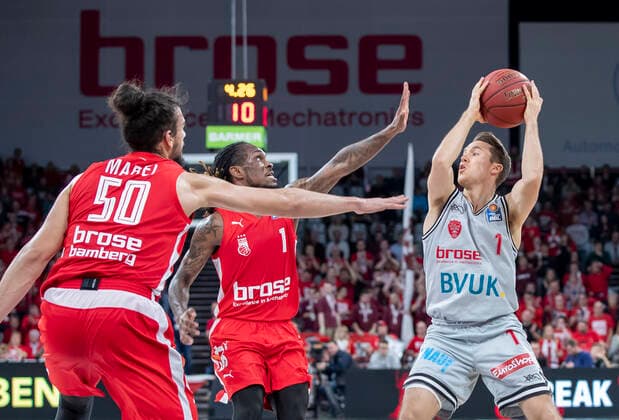 Deutschland, Bamberg, Brose Arena, 26.11.2019, Brose Bamberg vs. s.Oliver Wuerzburg, Basketball Bild: v. l. Assem Marei (Brose Bamberg), Paris Lee (Brose Bamberg) und Jordan Hulls (s.Oliver Wuerzburg) Copyright: HMBxMedia xHeikoxBecker