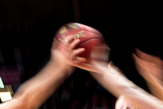 GER, BBL, FC Bayern Muenchen vs. Ratiopharm Ulm 26.11.2019, Audi Dome, Muenchen, GER, BBL, FC Bayern Muenchen vs. Ratiopharm Ulm, im Bild feature, verwischt, unscharf Haende am Ball