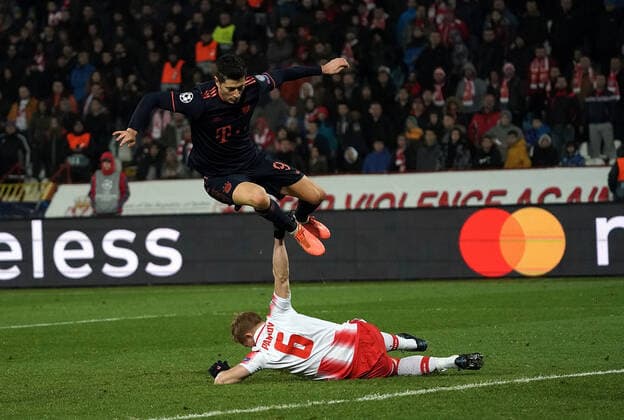 SRB, UEFA CL, Roter Stern Belgrad (SRB) vs FC Bayern München (GER) 26.11.2019, Stadion Rajko MitiÄ‡, Belgrad, SRB, UEFA CL, Roter Stern Belgrad (SRB) vs FC Bayern München (GER) , im Bild Robert Lewandowski (München), Radovan Pankov (Belgrad)