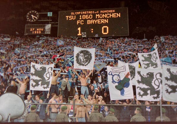 27.11.1999, Fussball 1. Bundesliga 1999, TSV 1860 München - FC Bayern München im Olympiastadion München, Endstand auf der Anzeigetafel, 1:0 für die Löwen, die Löwenfans feiern ihre Mannschaft.