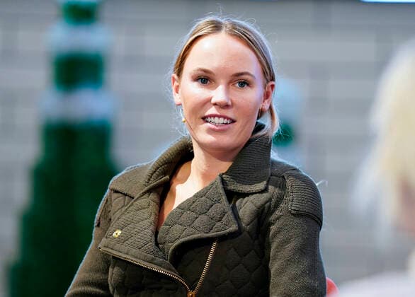 Caroline Wozniacki fortaeller om sin opvaekst ved taenketanktopmoedet Hvem vil boernene i Billund House i Billund , onsdag d. 27. november 2019. Det er taenketanken DEA og LEGO Fonden der sammen med en lang raekke borgmestre, boerne- og undervisningsminister Pernille Rosenkrantz-Theil, legeforskere, tennisspiller Caroline Wozniacki, fonde og andre vigtige aktoerer er gaaet sammen om topmoedet.. , Billund Jylland Denmark Copyright: HenningxBagger HenningxBaggerx COP114 spdk20191127-133509-L