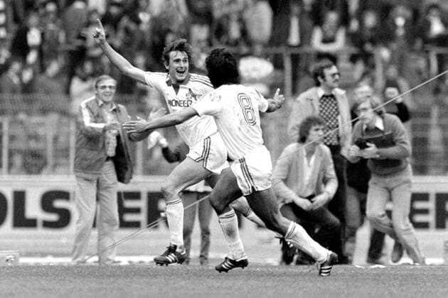 MUELLER Dieter Team 1.FC Koeln Jubel um Torschuetzen Mueller Dieter mit OKUDERA Fussball Bundesliga Saison 1979 - 1980 Spiel 1.FC Koeln - FC Schalke 04 am 22. 09. 1979 in Koeln *** MUELLER Dieter Team 1 FC Cologne Cheers for goal scorers Mueller Dieter with OKUDERA Football Bundesliga 1979 1980 match 1 FC Cologne FC Schalke 04 on 22 09 1979 in Cologne 