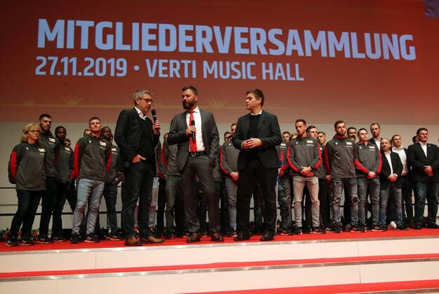 Trainer Urs Fischer, Christian Arbeit, Sportdirektor Manager Geschäftsführer Oliver Ruhnert und Mannschaft auf der Bühne Fußball Fussball Bundesliga Herren DFL Saison 2019 2020 27.11.2019 1.FC Union Berlin FCU Mitgiederversammlung in der Verti Music Hall