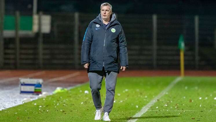 v.li.: Steffen Beck (Trainer, VfL Wolfsburg II) Freisteller, Einzelbild, Ganzkörper, Aktion, Action, Spielszene, DIE DFB-RICHTLINIEN UNTERSAGEN JEGLICHE NUTZUNG VON FOTOS ALS SEQUENZBILDER UND ODER VIDEOÄHNLICHE FOTOSTRECKEN. DFB REGULATIONS PROHIBIT ANY USE OF PHOTOGRAPHS AS IMAGE SEQUENCES AN OR QUASI-VIDEO., 27.11.2019, Bremen (Deutschland), Fussball, 2. Frauen-Bundesliga, SV Werder Bremen - VfL Wolfsburg II