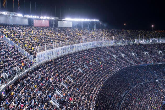 Fußball, Stadiongeschichte FC Barcelona Fußball: UEFA Champions League: 5. Spieltag, FC Barcelona, Barca - Borussia Dortmund am 27.11.2019 im Camp Nou in Barcelona Stadion Übersicht, Hinterleger, Feature, Allgemein, Flutlicht, UEFA REGULATIONS PROHIBIT ANY USE OF PHOTOGRAPHS AS IMAGE SEQUENCES AND OR QUASI-VIDEO. Copyright: xKirchner ChristopherxNeundorfx