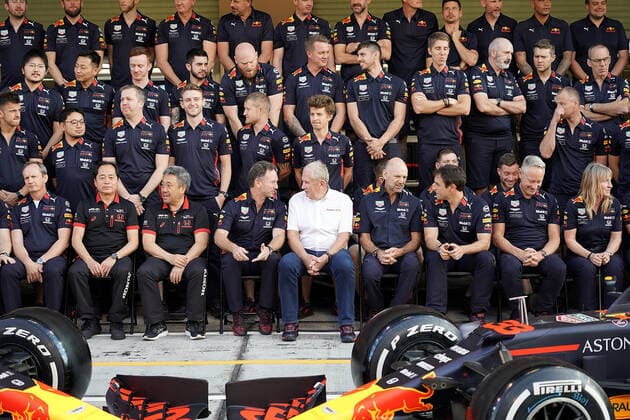 FORMULA 1 ETIHAD AIRWAYS ABU DHABI GRAND PRIX 2019 28.11.2019, Yas Marina Circuit, Abu Dhabi, FORMULA 1 ETIHAD AIRWAYS ABU DHABI GRAND PRIX 2019 , im Bild Gruppenfoto von Aston Martin Red Bull Racing mit Dr.Helmut Marko(Red Bull), Christian Horner (Red Bull), Max Verstappen (NEL 33), Aston Martin Red Bull Racing, Alexander Albon (GBR 23), Aston Martin Red Bull Racing
