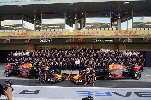 FORMULA 1 ETIHAD AIRWAYS ABU DHABI GRAND PRIX 2019 28.11.2019, Yas Marina Circuit, Abu Dhabi, FORMULA 1 ETIHAD AIRWAYS ABU DHABI GRAND PRIX 2019 , im Bild Gruppenfoto von Aston Martin Red Bull Racing mit Dr.Helmut Marko(Red Bull), Christian Horner (Red Bull), Max Verstappen (NEL 33), Aston Martin Red Bull Racing, Alexander Albon (GBR 23), Aston Martin Red Bull Racing