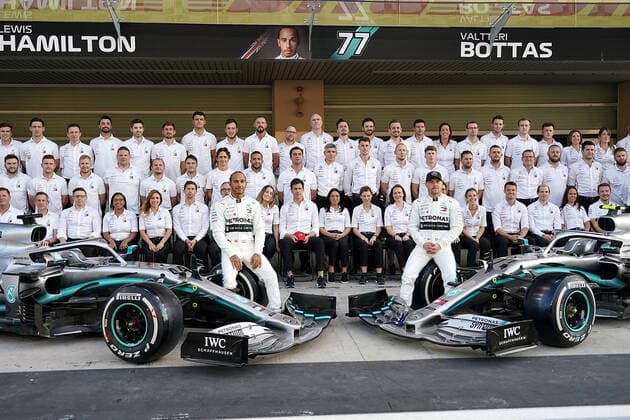 FORMULA 1 ETIHAD AIRWAYS ABU DHABI GRAND PRIX 2019 28.11.2019, Yas Marina Circuit, Abu Dhabi, FORMULA 1 ETIHAD AIRWAYS ABU DHABI GRAND PRIX 2019 , im Bild Gruppenfoto von Mercedes-AMG Petronas Motorsport mit Toto Wolff (Mercedes), Lewis Hamilton (GB 44), Mercedes-AMG Petronas Motorsport, Valtteri Bottas (FIN 77), Mercedes-AMG Petronas Motorsport