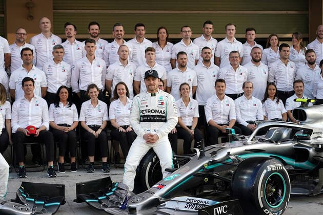 FORMULA 1 ETIHAD AIRWAYS ABU DHABI GRAND PRIX 2019 28.11.2019, Yas Marina Circuit, Abu Dhabi, FORMULA 1 ETIHAD AIRWAYS ABU DHABI GRAND PRIX 2019 , im Bild Gruppenfoto von Mercedes-AMG Petronas Motorsport mit Toto Wolff (Mercedes), Lewis Hamilton (GB 44), Mercedes-AMG Petronas Motorsport, Valtteri Bottas (FIN 77), Mercedes-AMG Petronas Motorsport