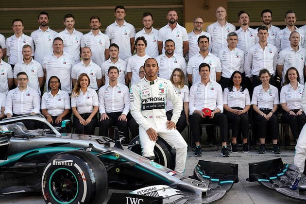 FORMULA 1 ETIHAD AIRWAYS ABU DHABI GRAND PRIX 2019 28.11.2019, Yas Marina Circuit, Abu Dhabi, FORMULA 1 ETIHAD AIRWAYS ABU DHABI GRAND PRIX 2019 , im Bild Gruppenfoto von Mercedes-AMG Petronas Motorsport mit Toto Wolff (Mercedes), Lewis Hamilton (GB 44), Mercedes-AMG Petronas Motorsport, Valtteri Bottas (FIN 77), Mercedes-AMG Petronas Motorsport