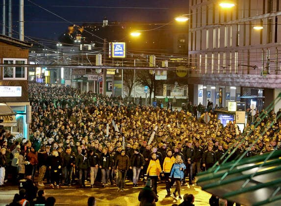 Sport Bilder des Tages SOCCER - EL, WAC vs Gladbach GRAZ,AUSTRIA,28.NOV.19 - SOCCER - UEFA Europa League, group stage, WAC Wolfsberg vs Borussia Moenchengladbach. Image shows fans of Gladbach. GEPAxpictures xHansxOberlaender