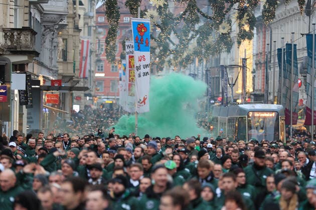 SOCCER - EL, WAC vs Gladbach GRAZ,AUSTRIA,28.NOV.19 - SOCCER - UEFA Europa League, group stage, WAC Wolfsberg vs Borussia Moenchengladbach. Image shows fans of Gladbach. Keywords: bengal firework. GEPAxpictures xMarioxBuehner
