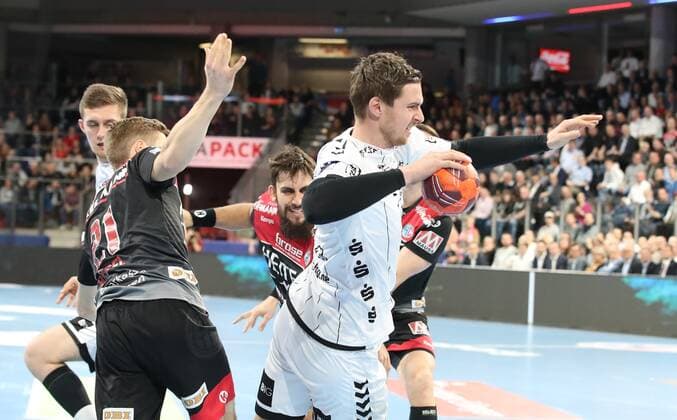 28.11.2019 - Handball - 1. Bundesliga LIQUI MOLY HBL - Saison 2019 2020 - 15. Spieltag: HC Erlangen Metropolregion Nürnberg HCE - THW Kiel - DaMa - Christopher Bissel (21, HC Erlangen HCE ) Hendrik Pekeler (61, THW Kiel )