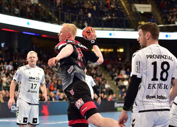 28.11.2019 - Handball - 1. Bundesliga Liqui Moly HBL - Saison 2019 2020 - 15.Spieltag: HC Erlangen Metropolregion Nürnberg HCE - THW Kiel - OGo - Sebastian Firnhaber (18, HC Erlangen HCE ) Niclas Ekberg (18, THW Kiel )